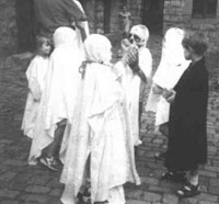 Foto von Kindern als Geister verkleidet